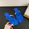 Primeiro Encontro com os Chinelos Vermelhos Coreanos para Mulheres, Sandálias de Dedo para Moda de Verão ao Ar Livre, Estilo de Férias na Praia, Solas Macias e Planas