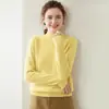 Nuevo suéter de cachemira pura para mujer de otoño e invierno, engrosado, cuello alto medio, capa interior cálida, corte ajustado, que realza la figura, y capa base de punto