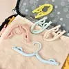 Percha plegable de plástico portátil para viajes al aire libre, percha de viaje de colores, percha para niños