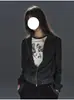 Jaqueta de tricô listrada em preto e cinza estilo retrô americano com detalhes de ilhós, gola alta, barra estilo punk e acabamento levemente texturizado, perfeita para o início do outono
