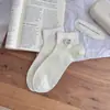 Meias esportivas finas de corte baixo, respiráveis e absorventes de suor, com bordado de urso fofo, sem costura, para mulheres, de verão