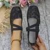 Sapatilhas planas confortáveis e elegantes para mulheres, com renda floral bordada, alças elásticas cruzadas e design de bico quadrado.