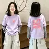 Camiseta de algodón de manga larga con cuello redondo y estampado de chica de dibujos animados, corte holgado, versátil, con rayas, imitación de dos piezas para niñas pequeñas