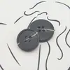 Botones de resina de imitación de cuerno de fábrica directos botón redondo de cuatro ojales botones para abrigo cortavientos al por mayor
