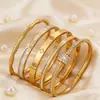 Pulseira de Zircônia Banhada a Ouro para Mulheres, Punho Aberto Fashion de Luxo Leve, Joia de Mão Simples Versátil Estilo Casal em Aço Titânio