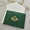 Convite de casamento de veludo verde escuro com duas portas e emblema de coroa vintage, cartão principal em acrílico com carimbo dourado, convite de casamento