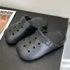 Sapatos perfurados de sola grossa femininos verão 2026 novo estilo interno casa antiderrapante sensação de pisar em cocô chinelos fechados para casal feminino uso externo