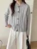 Nueva Colección Otoño/Invierno 2026: Suéter Cárdigan de Punto Cableado de Cuello Redondo de Botones Sencillo y Versátil para Mujer, con un Estilo Relajado y sin Esfuerzo