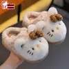 Chinelos de algodão autênticos da Hello Kitty para meninas, quentinhos para o inverno e com forro de fleece, sapatos de algodão da Hello Kitty para pais e filhos e bebês com calcanhares fechados