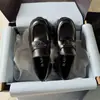 Nuevos Zapatos P Carrefour 2025 para Mujer Piel Genuina Punta Redonda Logo Triangular Suela Gruesa Plataforma Zapato de una Pierna Engranaje Zapatos Pequeños de Piel