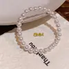 Pulseira Clássica de Pérolas para Mulheres, Semelhante ao Estilo da Shijia, com um Toque de Luxo Leve e Sofisticado, Apresentando Cordão Elástico e Delicadas Miçangas de Arroz para Empilhamento