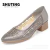 Sandálias de Verão Femininas Malha Vazada Moda Sapatos para Mães Solado Macio Antiderrapante Biqueira Coberta Sapatos de Camada Única Slip-on Boca Rasa Respirável