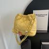 Bolso de hombro tipo cubo con textura de cadena rómbica para mujer, moda coreana, primavera y verano 2023