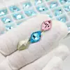 Diamante para Uñas con Forma de Caracola y Base Puntiaguda Dongzhou, Diamante para Uñas Flash con Forma Especial, Diamante Pegajoso para Uñas, Venta al por Mayor