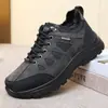 Zapatos de papá de felpa gruesa cálidos de invierno, impermeables, antideslizantes, de algodón para hombre, zapatos de senderismo para exteriores, zapatos de tela del viejo Beijing para hombre