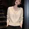 Colección nueva Otoño/Invierno 2026: Cárdigan de punto elegante y llamativo de corte holgado con detalles de botones y ribete de encaje, perfecto para combinar con varios atuendos