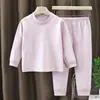 Conjunto de roupa íntima térmica infantil sem costura para outono e inverno, adequado para usar em casa, como camada base ou como pijama, proporcionando calor para crianças mais velhas durante o outono e o inverno.