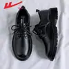 Nuevo modelo de zapatos de cuero para hombre con suelas suaves, zapatos de cuero negro para hombre, zapatos de vestir casuales, zapatos que aumentan la altura para padrinos de boda, zapatos de vestir