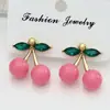 Diseño único, aretes versátiles con un toque juvenil, aretes de botón de cereza rosa degradado para niñas, aretes lindos con forma de fruta