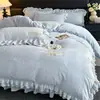 Conjunto de Colcha de Veludo Relevo Estilo Princesa Francesa com Quatro Peças, Cobertor de Duvet Espesso Quente de Inverno Full Matte Veludo Leite com Renda 3
