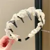 Diadema de Nuevo Estilo 2026 con Diseño de Corona Alta, Elegante Pasador de Perlas Artificiales, Diadema de Lujo Ligero Inspirada en Chanel para Uso Diario con Dientes