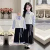 Conjunto de dos piezas versátil para niños mayores en primavera y otoño: sudadera de manga larga estilo coreano de dos piezas simuladas y pantalones casuales holgados de pierna ancha, 2026