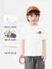 Camiseta de Algodão Fresca de Manga Curta para Meninos Europeus - Lançamento 2026 Roupas Infantis Verão Blusa Fina de Meia Manga para Crianças e Bebês