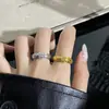 Anillo nuevo de circonita cúbica texturizada de alta resistencia, una pieza única y elegante para mujer, con piedras brillantes, un diseño minimalista y un toque de alta gama, con estilo de anillo abierto.