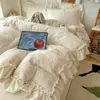 Conjunto de cama de quatro peças estilo coreano, de veludo de leite com renda, qualidade A, para o inverno, com fronha de coral fleece e lençol com forro de fleece