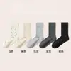 Calcetines de mujer hasta la pantorrilla, grises, adecuados para primavera y otoño, con estampado de lunares, cómodos y versátiles, perfectos para combinar con zapatos Mary Jane, colección de otoño para mujer
