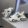 Verano 2026 nuevos zapatos casuales populares de moda para hombre, esenciales, elegantes, versátiles, de suela gruesa, que aumentan la altura, para adolescentes