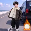 Roupas de Outono e Inverno para Meninos Jaqueta de Couro com Pelúcia Estilo Coreano Jaqueta Grossa Bonita Estilosa para Crianças Pequenas e Médias Roupa de Inverno para Exterior Comércio Exterior