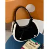 Bolsa de Mão Moda Inverno Feminina 2025 Nova Simples Suede Meia-Lua Bolsa Textura de Nicho Bolsa de Pelúcia