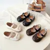 Sapatos de Princesa de Couro para Meninas 2026 Primavera e Outono Mocassins Vermelhos Estilosos para Crianças Sapatos Únicos com Sola Macia para Bebês
