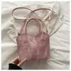 El popular bolso tipo cubo de estilo fresco para mujer de este año es el nuevo modelo de otoño 2026, con una textura ligera y lujosa, adecuado para ir al trabajo y se puede llevar al hombro o cruzado.