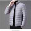 Nueva Chaqueta de Algodón con Plumas Estilo Otoño e Invierno 2023 para Hombre, Estilo Corto, Cuello Alto, Ligera, Cálida, Moda y Elegante Top Cálido con Cuello Alto