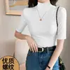 Camiseta Slim Fit com Gola Ligeiramente Alta e Mangas Três Quartos, Apresentando um Design Canelado Casual e Único para um Visual que Valoriza o Corpo, Adequada para Mulheres que Querem um Look Estiloso