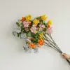 Venta al por mayor de fábrica de arreglos florales pequeños de alta calidad, Serie de colores de primavera de flores silvestres, Flores artificiales para decoración de salón de bodas