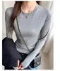 Camiseta básica de manga longa com gola redonda, versátil para mulheres, novo estilo primavera e outono, cor sólida, corte justo, top valorizador e versátil