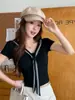 5167 # Nova Camiseta de Verão Estilo Doce com Alças para Amarrar no Ombro, Manga Curta para Mulheres, Caimento Justo com Bojos Embutidos