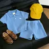 Conjunto de Verão 2026 para Meninos Novo Tendência Tricô Gola Polo Manga Curta Shorts Conjunto de Duas Peças para Meninos Bebês Estilosos