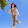 Elegante conjunto de tres piezas estilo coreano para primavera y otoño para niñas: chaleco para niños, blusa de encaje y pantalones acampanados, conjunto casual versátil