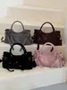 Nueva bolsa de motocicleta de nicho de Shuai Mi, elegante bolsa de hombro para debajo del brazo para mujer, bolsa de mano para el día a día con tachuelas de gran capacidad