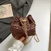 Bolso Cubo Moderno y Sencillo, Bolso de Cadena Trendy Estilo Ins Personalizado para Mujer, Nuevo Bolso de Hombro Cruzado Versión Coreana 2026 con Efecto de Onda de Agua