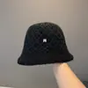 Chapéu de Pescador de Malha Estilo Coreano Outono e Inverno com Etiqueta M para Mulheres, Moda Versátil de Camada Dupla Vazada, Aba Larga, Afina o Rosto, Copa Pequena