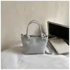 Sencilla, elegante y con textura retro, esta bolsa tipo cubo 2026 para uso diario, cruzada, de hombro, de mano y para llevar debajo del brazo es perfecta para mujeres.