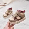 Tênis de bebê para outono e inverno, forrados com fleece para aquecimento, novos modelos para meninas, sapatos de algodão com sola macia para meninos, antiderrapantes e leves, sapatos de algodão de camada dupla