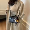 Bolsa pequena de mão com textura americana para mulheres, nova bolsa de viagem estilo britânico, moderna e versátil, de ombro único, transversal, 2025