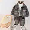 Conjunto de Bolso Jeans Infantil 2026 Chegada de Outono Estiloso para Meninos Cardigã de Manga Longa Conjunto de Três Peças