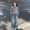 Nueva colección de primavera y otoño: Conjunto de dos piezas para niña: cárdigan de manga larga estilo preppy con retazos y pantalones de mezclilla con estampado de estrellas dulces.
